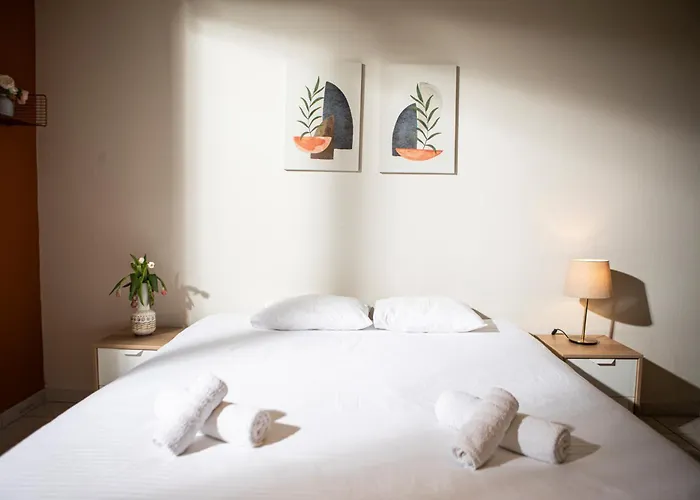 Spacious Located In The Pedestrian Zone * ニコシア